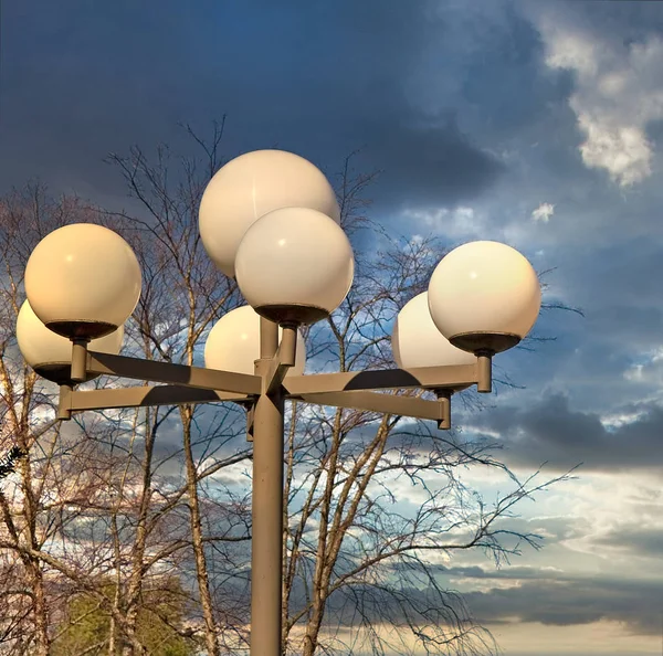 Altmodische Lichtkugeln im Morgengrauen — Stockfoto