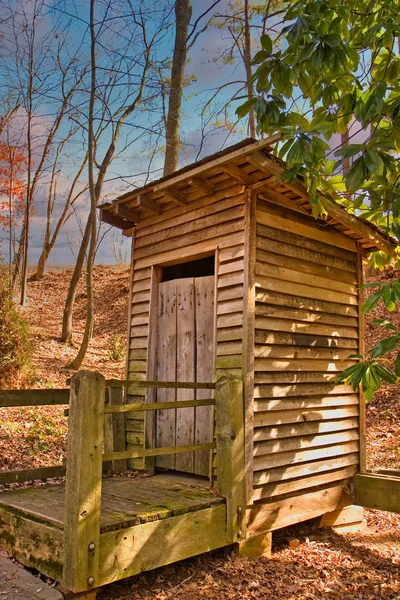 Old Outhouse em Woods — Fotografia de Stock