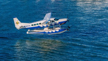 Mavi ve Beyaz Flytropic Deniz Uçağı