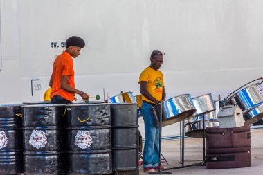 Cruise Gemisinden Çelik Davulcular