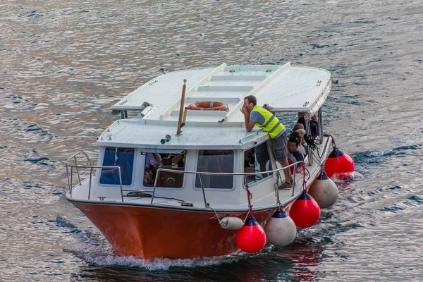 赤と白の公開ボート — ストック写真