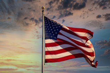 Dramatik Günbatımında Amerikan Bayrağı