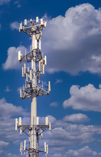 Torre del teléfono móvil en el cielo — Foto de Stock