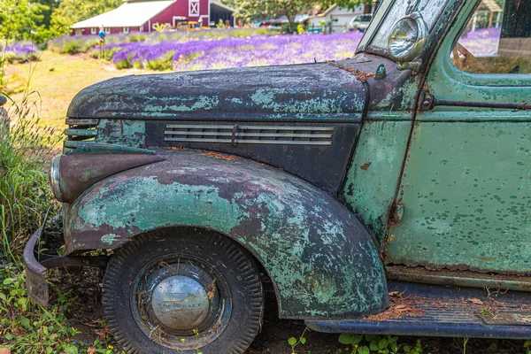 Piros pajta Rusty Old Truck mellett — Stock Fotó