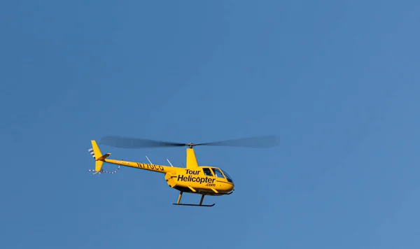 Helicóptero amarelo do passeio — Fotografia de Stock