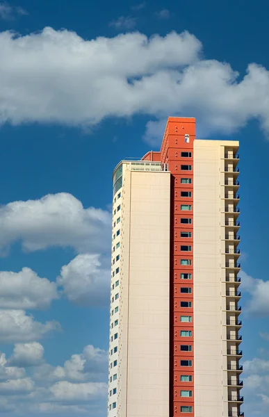 Gökyüzündeki Apartman Kulesi — Stok fotoğraf