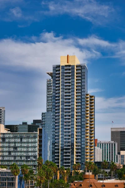 Condominio de gran altura en San Diego — Foto de Stock