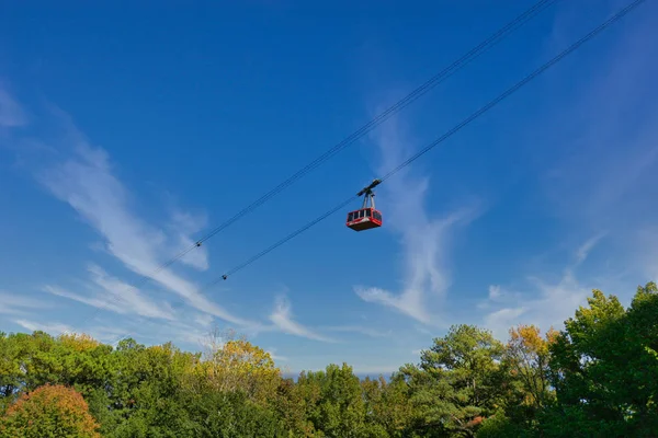 Skylift nel cielo autunnale — Foto Stock