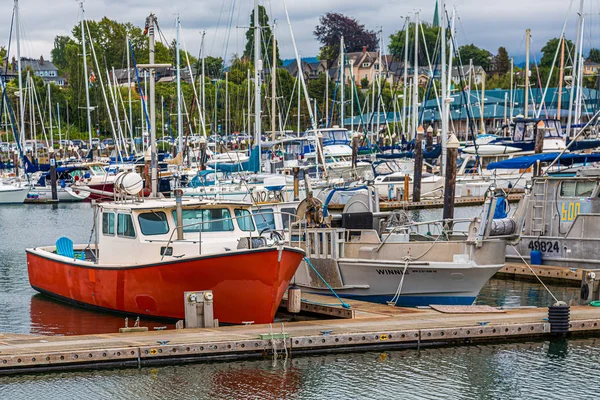 Red Boat in Marina — Stock Photo, Image