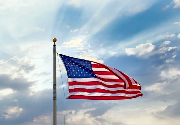 太阳升起的美国国旗 — 图库照片