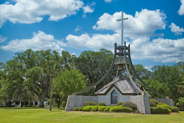 Iglesia campanas bajo cruz — Foto de Stock