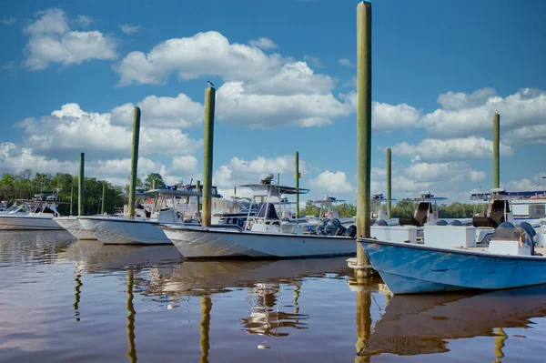 Boote und Masten in der Marina — Stockfoto
