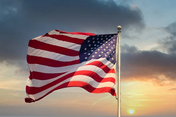 Amerikansk vind vinkar i solnedgången — Stockfoto