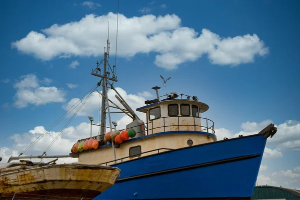 Barco remolcador azul viejo —  Fotos de Stock