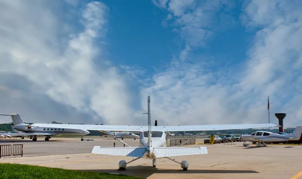Küçük Havalimanındaki Arkadan Pervane Uçağı — Stok fotoğraf