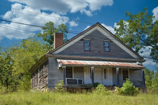 Velha casa abandonada em Hill — Fotografia de Stock