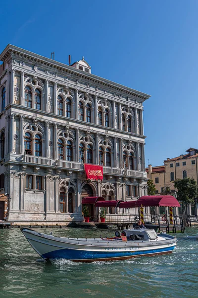 Казино Boat Past Venice — стоковое фото