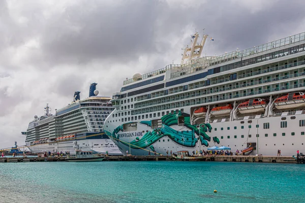 Due navi da crociera a Bonaire — Foto Stock