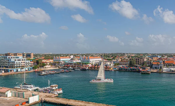 Catmaran Leaving Aruba Port — 스톡 사진