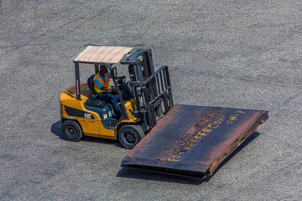 Dock Worker on Fork LIft — Stock Photo, Image