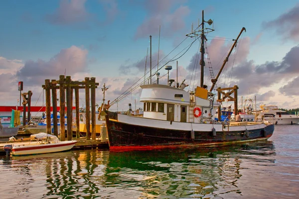 船坞的老拖网渔船 — 图库照片