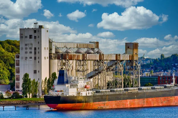 Navio-tanque no porto industrial — Fotografia de Stock