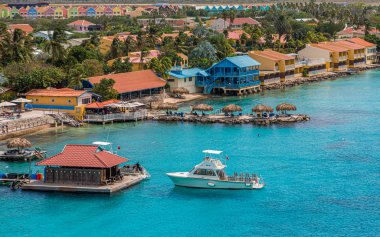 Bonaire Sahili Boyunca Renkli Konutlar