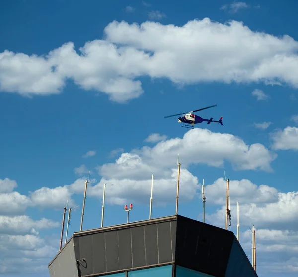 Helikopter az irányítótorony felett — Stock Fotó