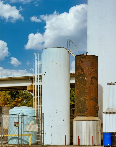 Oude tanks in industriegebied — Stockfoto