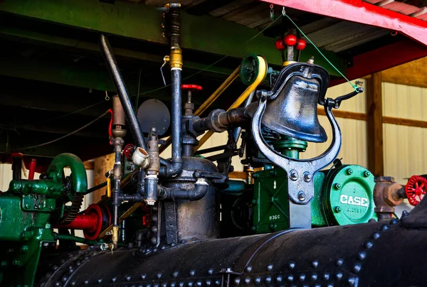 Silberne Glocke auf altem Gehäusemotor — Stockfoto