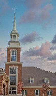 Yeni Tuğla Kilisesi Karanlık Gökyüzü Altında