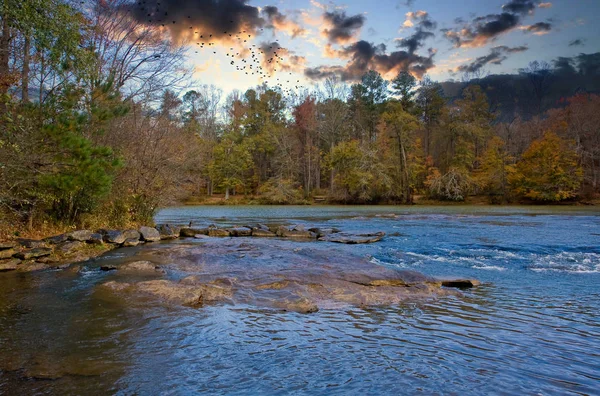 Blauwe rivier langs de herfstbomen bij Dusk — Stockfoto