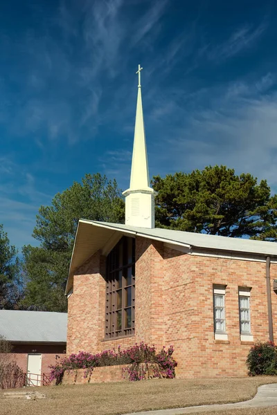 Modern tegelkyrka och kyrktorn — Stockfoto