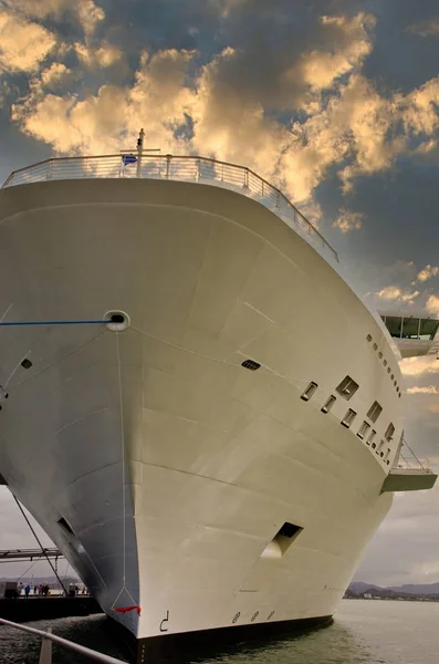 Wit cruiseschip bij zonsondergang — Stockfoto