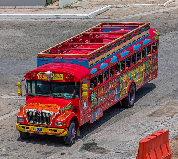 Colorido autobús turístico de Aruba —  Fotos de Stock