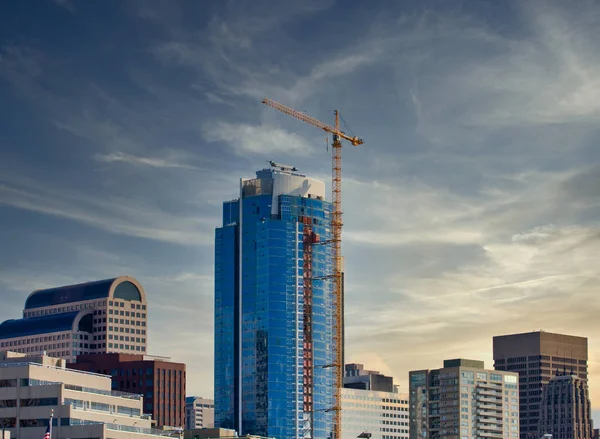 Torre de cristal azul al atardecer — Foto de Stock