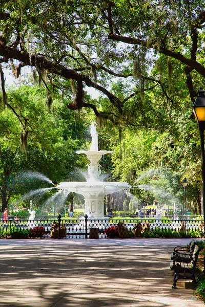 Fontänen i Forsyth Park Under Oaks — Stockfoto