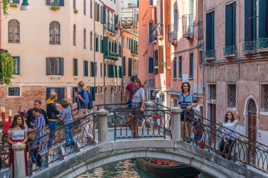 Köprüdeki Kadınlar Kanal Üzerinde