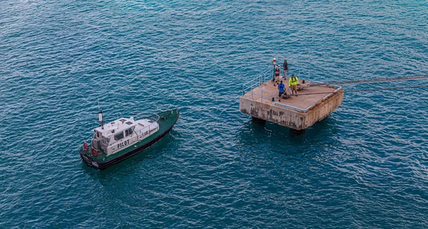 Pilot Boat Approaching Mooring Platform — Stock Photo, Image