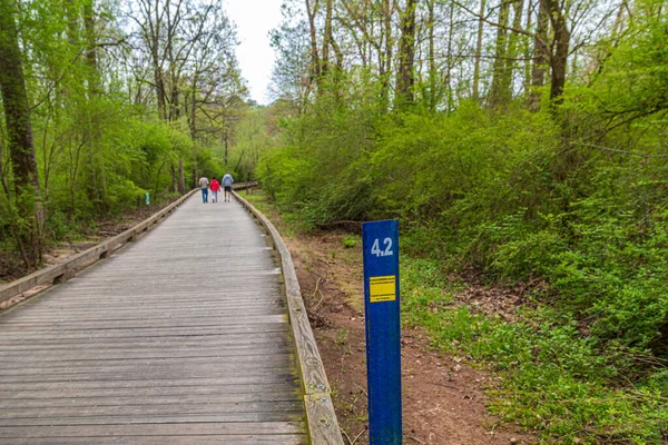 Caminantes a Distancia en el Sendero — Foto de Stock