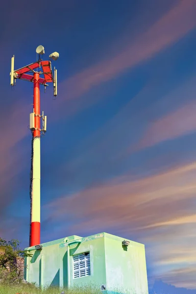 Cell Tower on Rocky Hill at Dusk — Stock Photo, Image