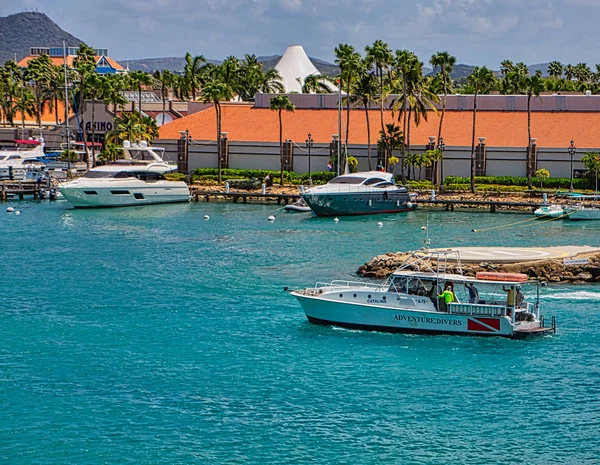 Mergulhadores de aventura em Aruba — Fotografia de Stock