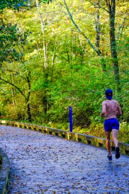 Patikadaki Genç Koşucu