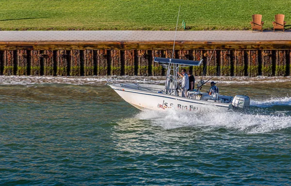 Barco de pesca Muro del mar pasado — Foto de Stock