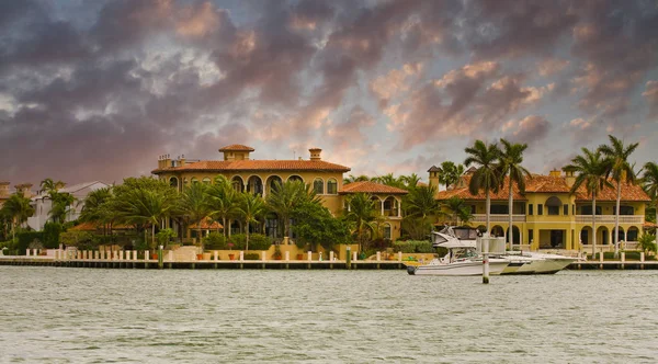 Yacht and Stucco Mansion at Dusk — Stock Photo, Image