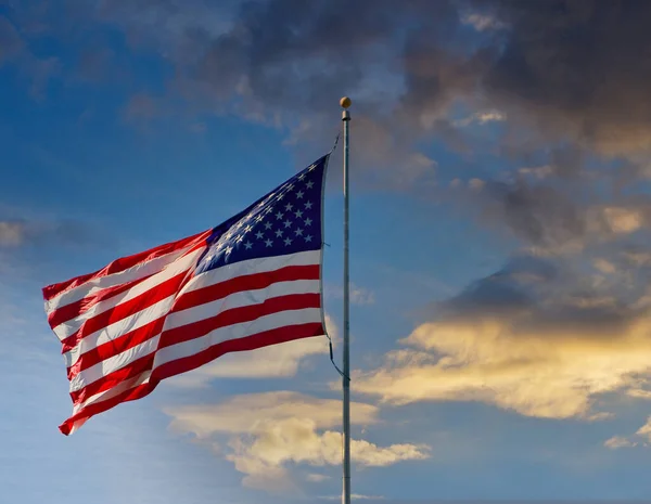 Американский флаг в сумерках на лёгком ветру — стоковое фото