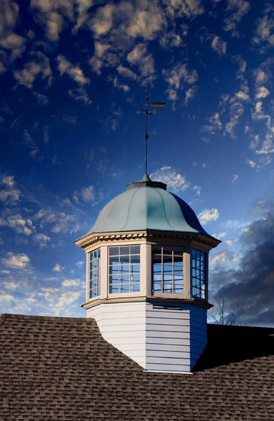 Cupola och Weather Vane i skymningen — Stockfoto