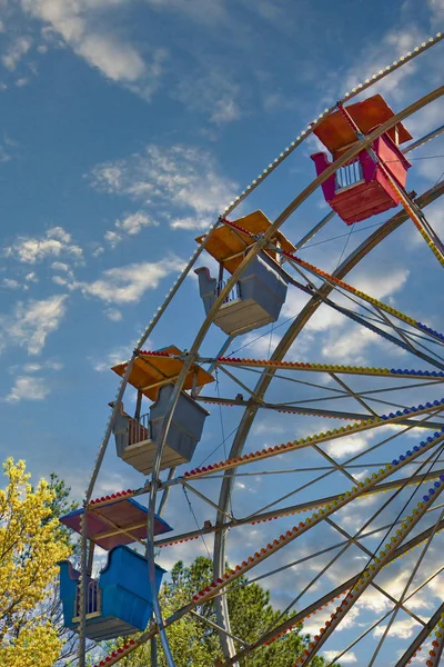 Roda gigante contra o céu dramático — Fotografia de Stock