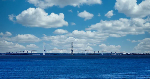 Ponte sull'acqua blu — Foto Stock