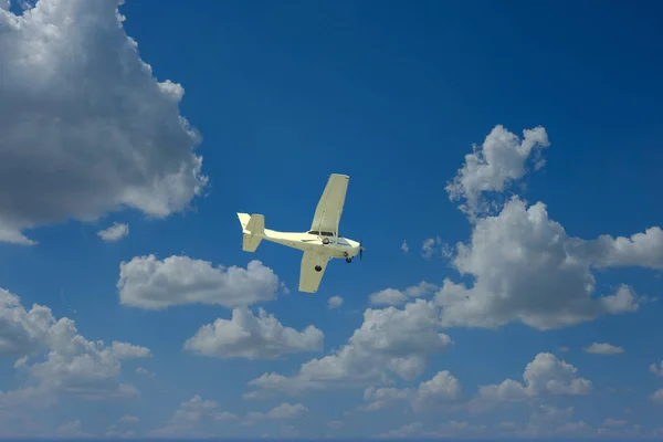 Fehér sík alulról a Puffy Clouds — Stock Fotó